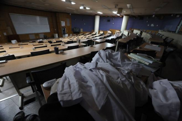 지난 25일 대구의 한 의과대학 강의실에 의사 가운이 놓여져 있다. 사진 = 연합뉴스