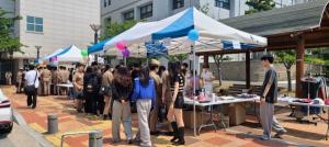 한국해양대 해사대학 학생들, 플리마켓 수익금 청학모자원에 기부