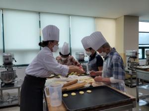 수원여대 기배·매송노인보건센터가 함께하는 ‘사랑의 빵 만들기’