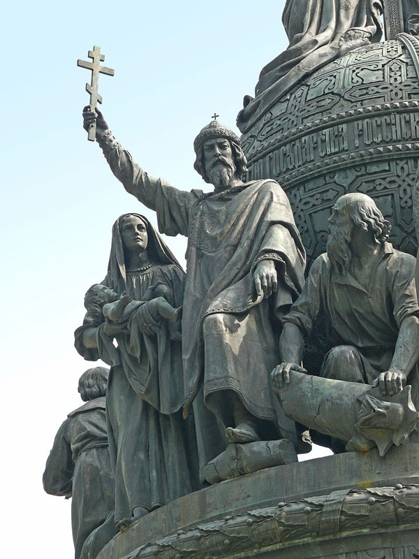 러시아 천년기념비에 묘사된 블라디미르 1세의 조각상.  출처=https://ko.wikipedia.org