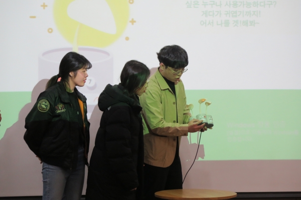 지난해 12월 진행된 제1회 SeoulTech 디자인싱킹 경진대회에서 완성작을 발표하는 학생들 (사진=서울과기대)