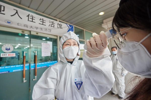 24일 인천국제공항에서 콜밴을 타고 이동해 제3생활관에 도착한 중국인 유학생이 발열 체크를 받고 있다.
