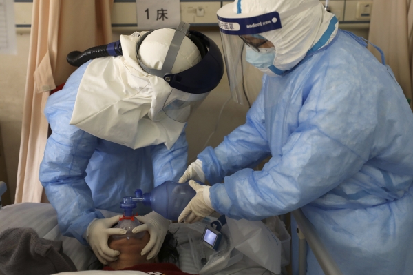 코로나 19 환자를 진단하고 치료 중인 중국 의료진 (사진=연합뉴스)
