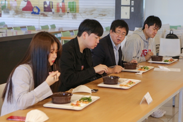 장순흥 총장이 학생들과 아침 식사를 하며 응원과 격려의 메시지를 전달하고 있다.