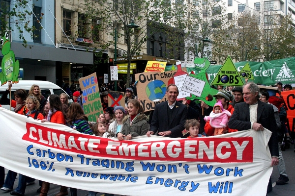 최근 심각해지는 기후 변화의 위험성을 알리기 위한 집회에 등장한 기후 위기 (Climate Emergency) 팻말. 사진은 함유근 교수 제공.