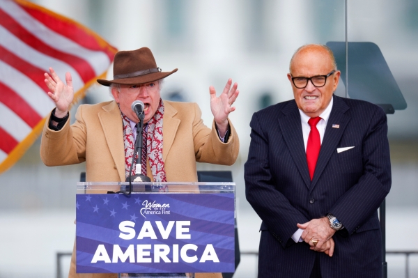 지난 6일 트럼프 지지자 집회에 참석한 존 이스트먼 교수(왼쪽)와 루디 줄리아니 전 뉴욕시장(오른쪽). 연합뉴스