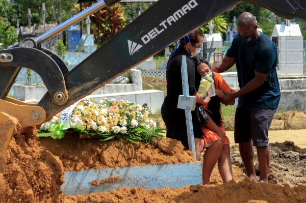 브라질 마나우스의 한 공동묘지에서 코로나19 사망자를 애도하는친척 [AFP 연합뉴스]