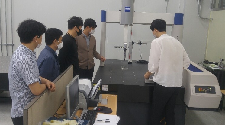 3차원 측정기 활용을 위한 장비전문가 교육을 하고 있다.