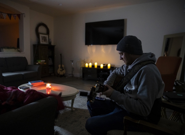 16일(현지시간) 미국 텍사스주에서 한 주민이 정전된 집에서 기타를 치고 있다. [AP=연합뉴스]