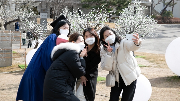 오늘(17일) 한양대 서울캠퍼스에서 졸업생이 온라인으로 열리는 졸업식의 아쉬움을 달래고자 친구들과 함께 기념사진을 촬영하고 있다