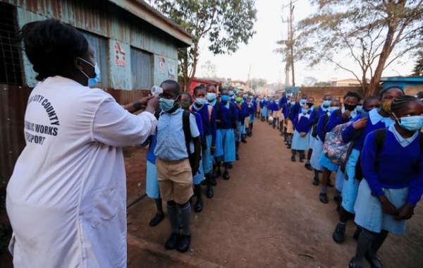 지난 1월 4일 케냐 나이로비에서 등교 전 체온 측정 중인 학생들. 사진=로이터/연합
