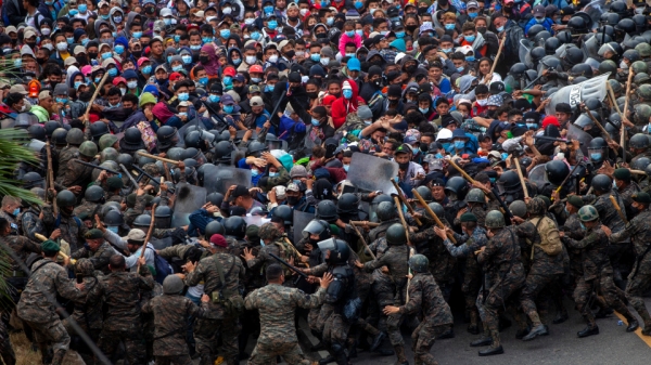 지난 1월 17일 미국으로 향하는 온두라스 출신 망명자들이 과테말라 국경선에서 군인들과 충돌했다. 사진=AP/연합