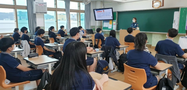 경북 구미 찾아가는 청소년 경찰학교에서 학교폭력예방교육 진행 사진