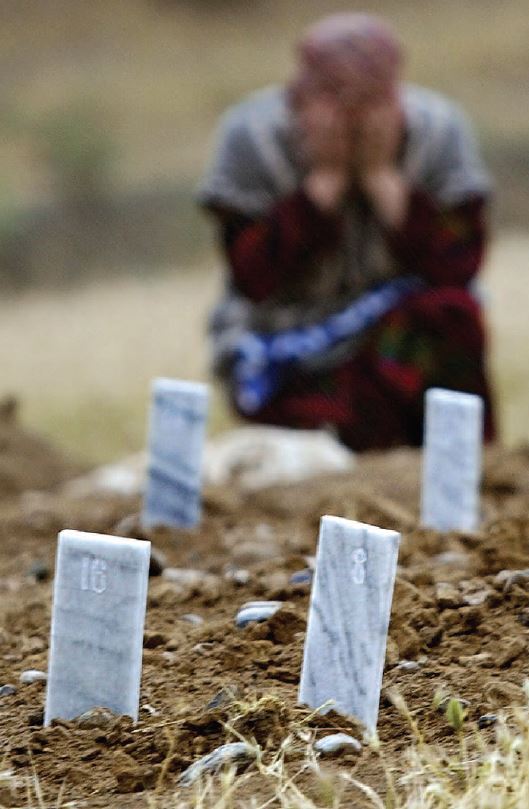 우즈베키스탄 동쪽 끝 도시 안디잔에는 2005년 5월 카리모프 독재 정권에 학살당한 희생자들이 이름도 없이 묻혀 있다. 사진=AP/연합