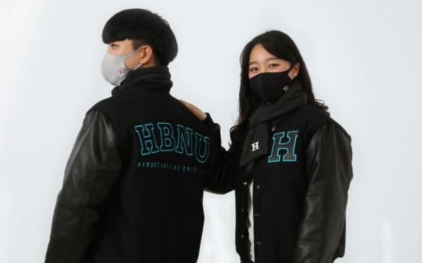 한밭대 홍보대사 학생들이 새로 디자인한 브랜드상품(재킷, 마스크, 머플러)을 입고 포즈를 취하고 있다.