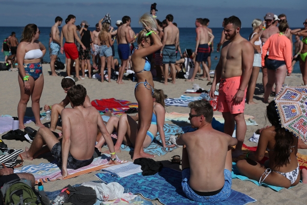 청춘들로 가득한 3월의 플로리다 해변[AFP=연합뉴스]