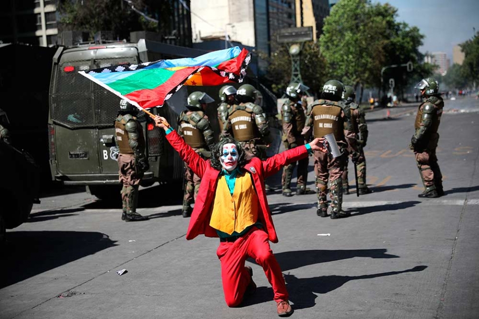 2019년 10월 칠레 산티아고에서 열린 반정부시위에 참가한 시위자. 사진=AP/연합