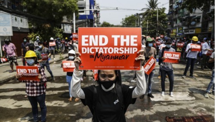 쿠데타 비난 팻말 들고 시위하는 미얀마 시민들 사진=연합/EPA