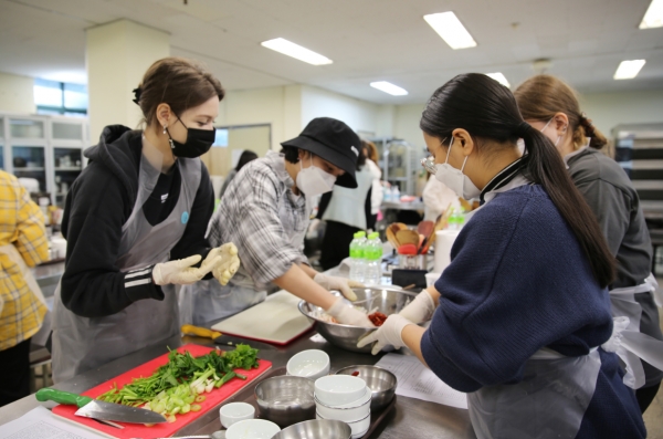 한국문화체험행사 '김치만들기'에 참여한 한양여대 외국인유학생