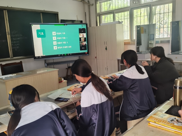 쯔보정보공정학교 학생들이 워녁화상회의 줌(ZOOM) 프로그램을 통해 한국어교육 수업을 받고 있다.