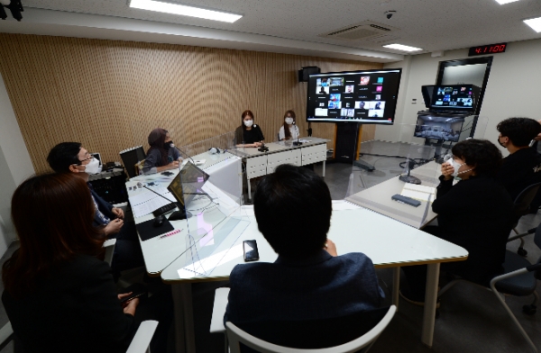 영송관 3층 원격교육지원센터 스튜디오에서 양 대학이 실시간 화상회의를 진행하고 있다.