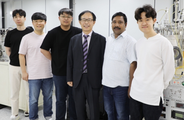 김철기 교수(가운데), 제1저자 김현설 박사과정생(왼쪽 세번째)와 연구진들
