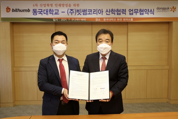 (왼쪽부터)허백영 대표와 윤성이 총장이 MOU 체결 후 기념촬영을 하고 있다.