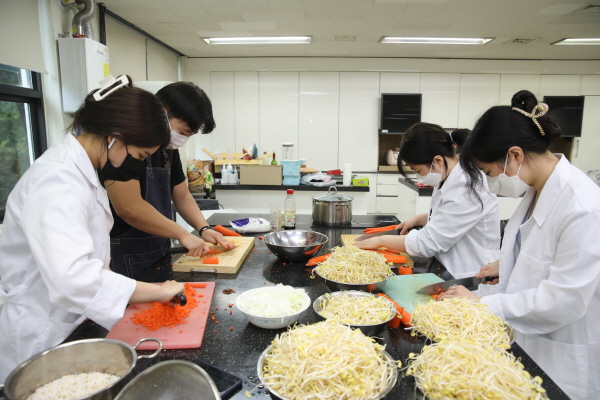 가천대 식품영양학과 학생들이 지난해 10월 비교과활동 ‘안나의집 도시락 배부 봉사’ 활동에 참여해 식품영양학과 조리실에서 도시락을 만들고 있다.