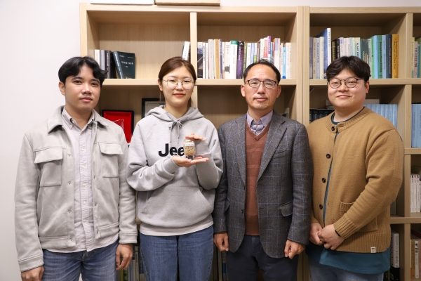 (왼쪽부터)진중현 교수 연구팀의 lan Navea 연구원, 신나현 연구원, 진중현 교수, 한재혁 연구원