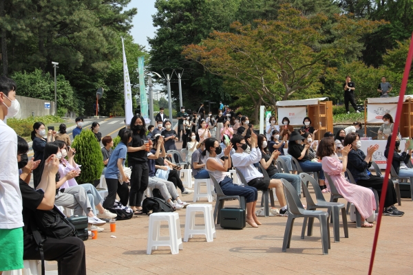 5월 25일 오후 한국예술종합학교 석관캠퍼스 야외무대에서 열린 ‘피크니크’ 공연을 관객들이 즐기고 있다.