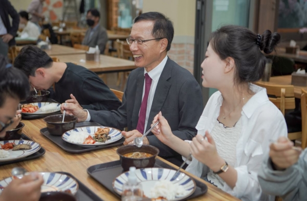 최도성 한동대 총장이 재학생들과 ‘2500원 국밥’으로 식사를 함께했다.