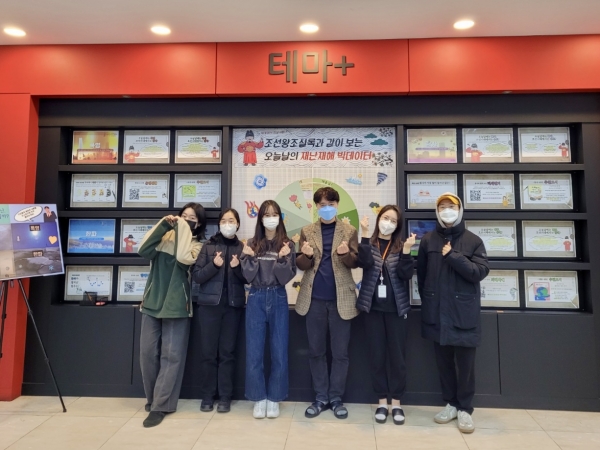 수봉도서관 김봉세 관장(가운데 청색 마스크)과 동아리 학생들