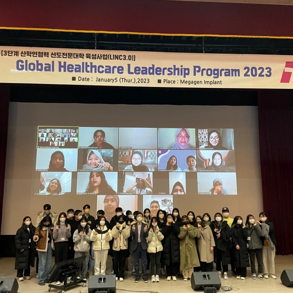 대구보건대학교 국제교류원이 ㈜메가젠임플란트를 방문해 ‘글로벌 헬스케어 리더 양성 프로그램’을 개최하고 기념촬영을 하고 있다.