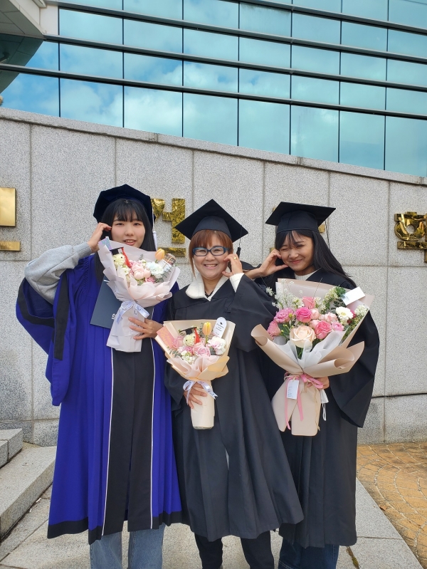 신성대학교를 동시에 졸업하는 세모녀 (좌로부터 조하영, 김혜영, 조서영 양)