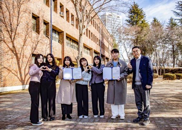 대구교통공사 표창장을 수상한 영남대학교 경영대학 학생들과 허용석 교수