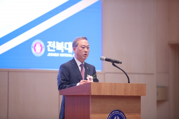 양오봉 총장은 지난 22일 취임식에서 "전북대의 목표를 플래그십(Flagship) 대학으로 설정하겠다"고 밝혔다.