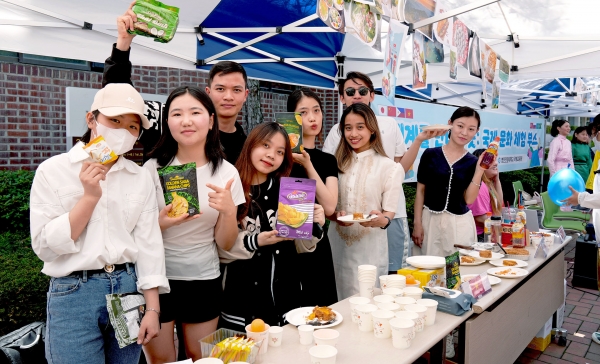 영진전문대는 25일 교내에서 ‘2023 글로벌데이 시즌2’행사를 개최했다. 사진은 이 대학교에 재학 중인 베트남, 몽골, 필리핀, 중국 출신 유학생들이 국제문화체험  부스에서 포즈를 취했다.