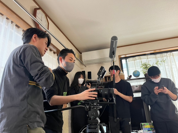 인하대학교 학생 영화 제작동아리인 ‘열린 영화연구회 등대’와 와세다대학교의 학생 영화연구회 ‘소다이에이켄(sodaieiken)’ 학생들이 합동영화를 제작하고 있다.