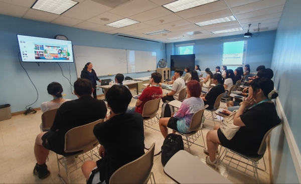 인하대학교 학생들이 해외 자매대학인 괌대학에서 언어 수업을 듣고 있다.