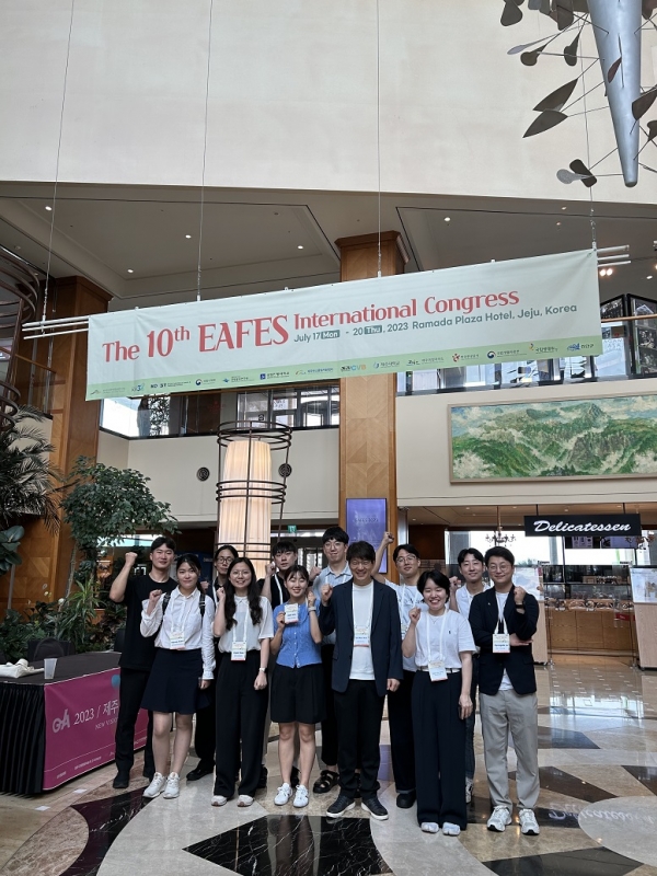 동아시아 생태학회 연합 국제학술대회에 참여한 학생 단체 사진.