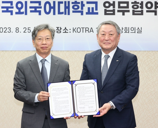 왼쪽부터 유정열 KOTRA 사장, 박정운 한국외국어대학교 총장