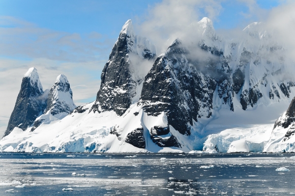 기후변화와 지구온난화로 인해 해빙이 가속화되면서 북극은 자원 확보와 북극항로 개척과 같은 해양영토 확보 경쟁의 주 무대로 떠오르고 있으며 북극 개발을 위한 과학연구와 투자가 전 세계적으로 확대되고 있다. 사진=픽사베이