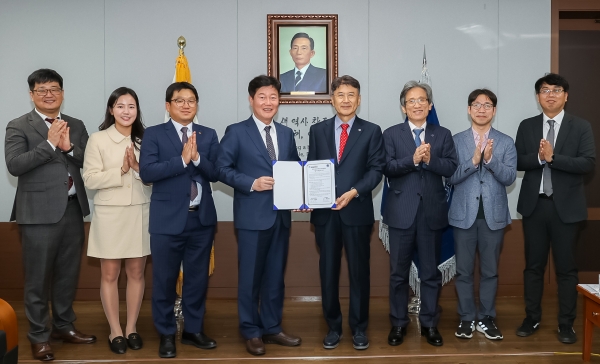 영남대학교와 경북신용보증재단이 업무협약을 체결했다. (왼쪽 네 번째부터 김세환 이사장, 최외출 총장)