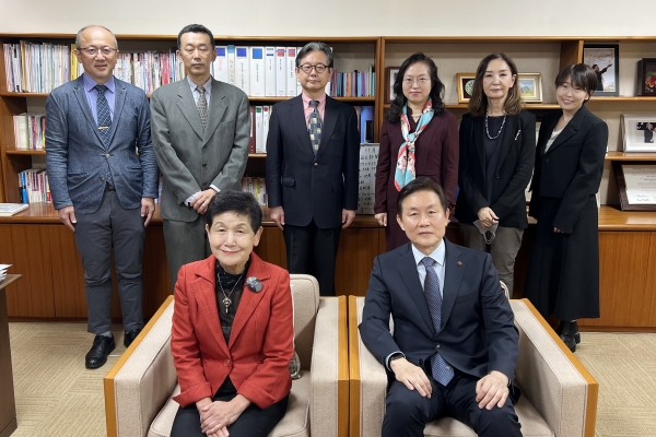 서울여대 승현우 총장이 쇼와여자대학을 방문해 반도 마리코 총장 및 관계자들과 인사했다.