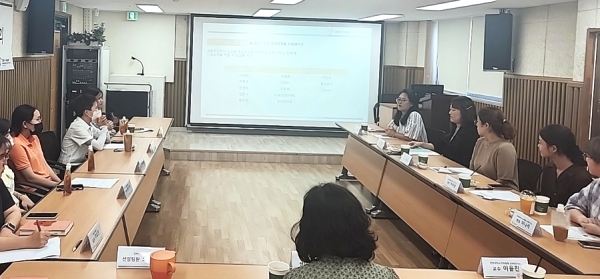 멘토링 활동 간담회에 참석한 안양대 한국어교육전공 석사생들
