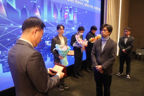 세종대 이종혁(오른쪽) 교수가 한국정보통신기술협회 손승현(맨 왼쪽) 회장으로부터 TTA 우수 표준을 수상하고 있다.