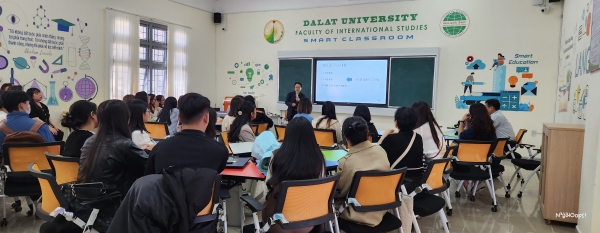 박덕유 인하대학교 국어교육과 교수가 베트남 달랏대학교에서 한국어 문법 교수방안 특강을 진행하고 있다.