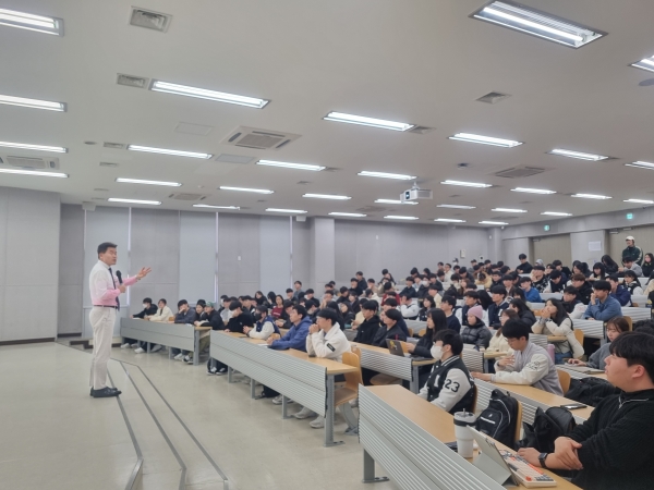 인천대학교가 20일 송도캠퍼스에서 재학생 220여명이 참여한 가운데 전한길 스타강사의 특강을 진행하고 있다.