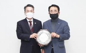 군산시 상인연합회, 군산대 “곽병선” 총장에게 감사패 전달
